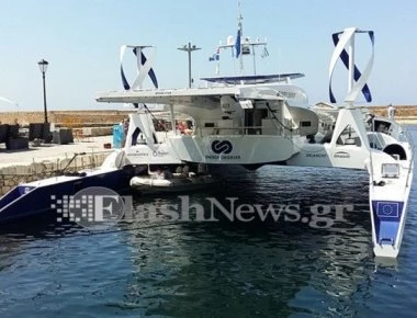 Χανιά: Ένα εντυπωσιακό καταμαράν κλέβει τις εντυπώσεις στο παλιό λιμάνι της πόλης